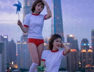 打开“免费吃瓜”入口，瞬间被全网热搜吸引，感觉自己被刷了好几层眼睛，哈哈！